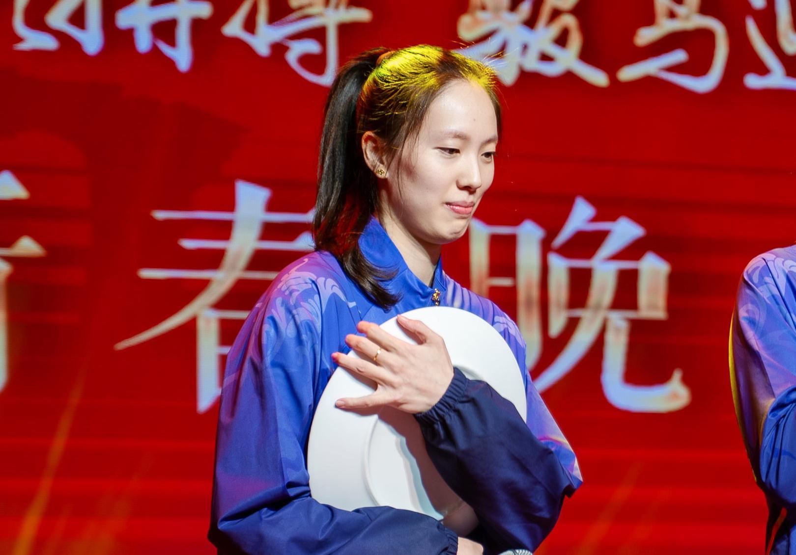 开云-泪目！30岁中国女排世界冠军退役：又美又能打，郎平助她跃升